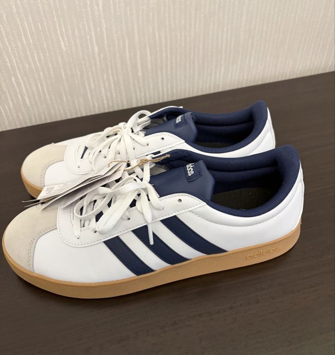 Продам НОВЫЕ кроссовки Adidas, разм 42