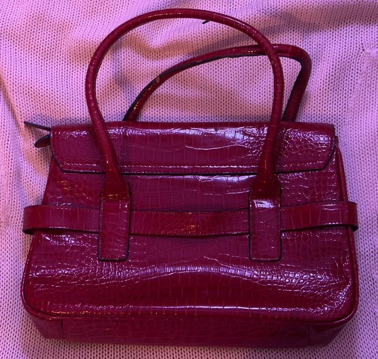 Продам сумку красную