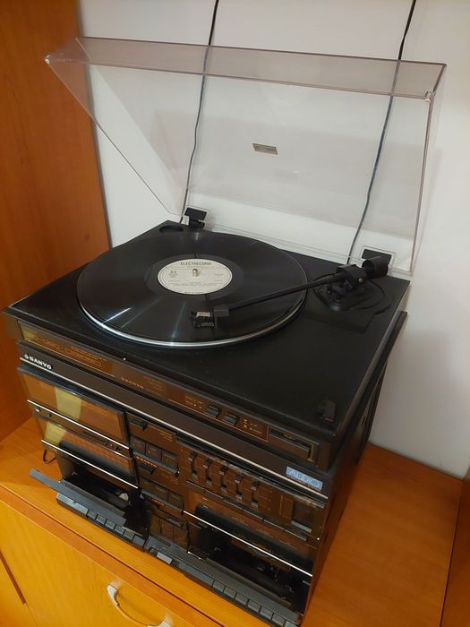 Combina muzicala multifunctionala cu pick-up