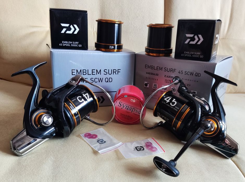 Set mulinete-Daiwa Emblem Surf 45 SCW QD+ rolă Katran Synapse 0,25 (comp.Shimano/Fox)
