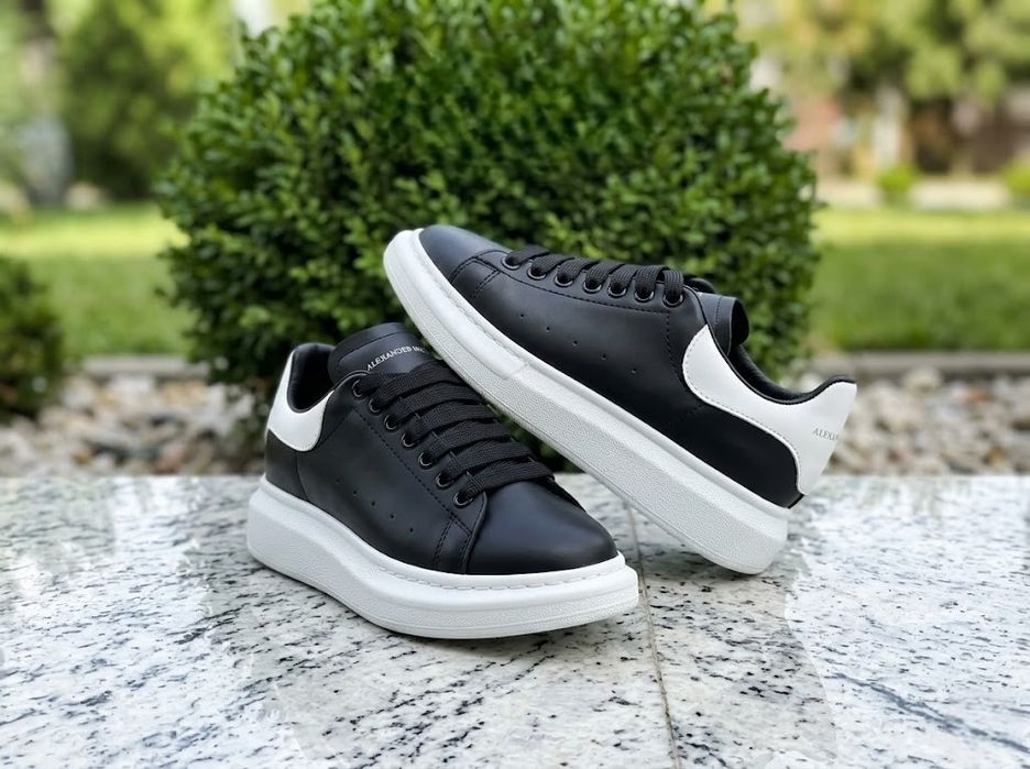 Adidasi Alexander McQueen Negru cu alb Unisex