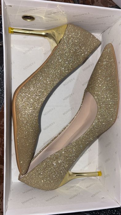 Pantofi stiletto noi în cutie
