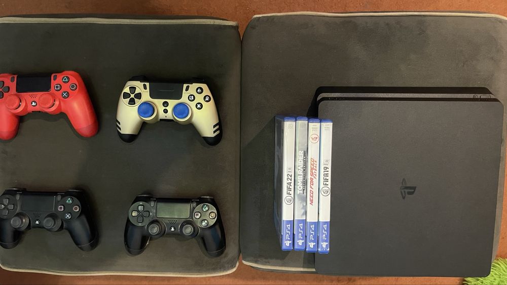 PS4(slim) 4 джойстика 4 игри + допълтително 10 закупени игри отPSstore
