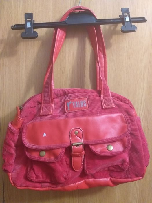 Geanta practică cu multe buzunare