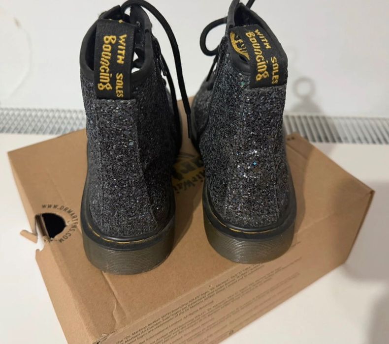 Vând bocanci cu sclipici Dr. Martens