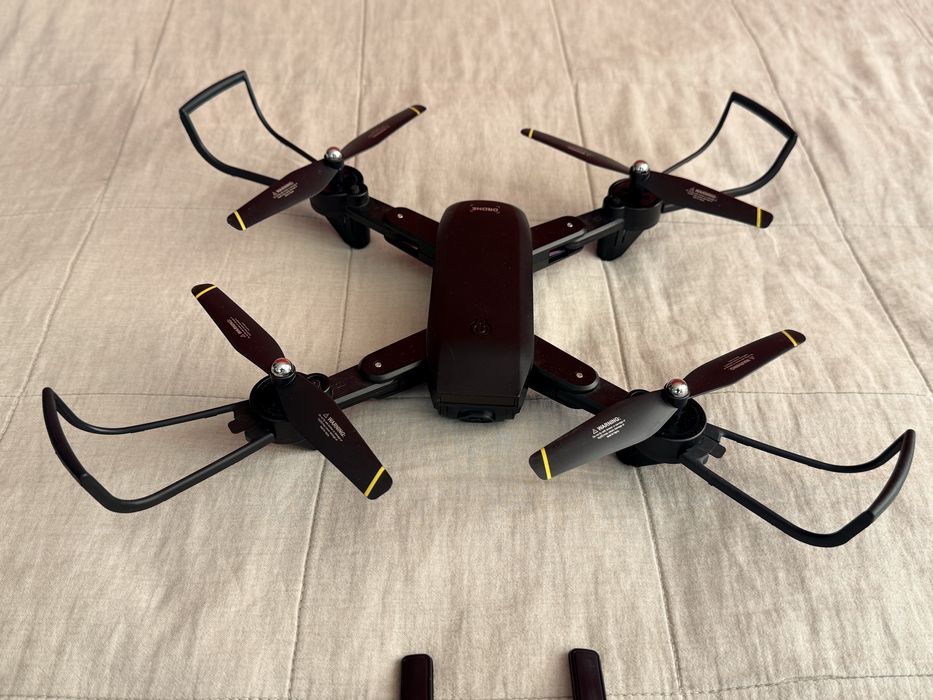Продавам Дрон с две батерий