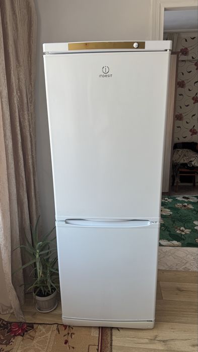 Холодильник indesit