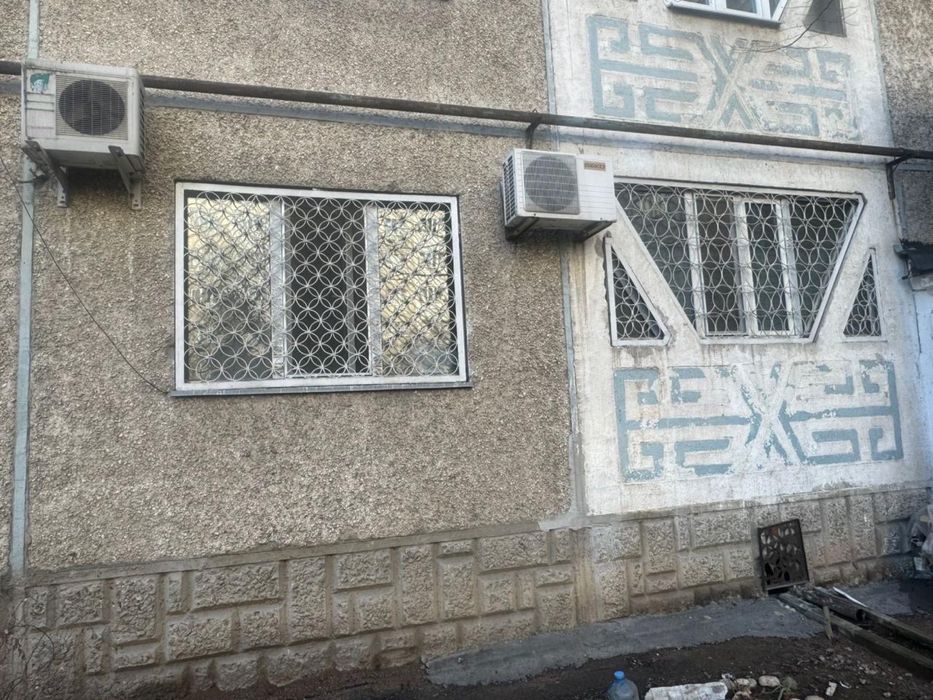 Окна и кондиционеры.