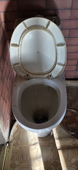 Унитаз рабочий в сборе с арматурой б/у