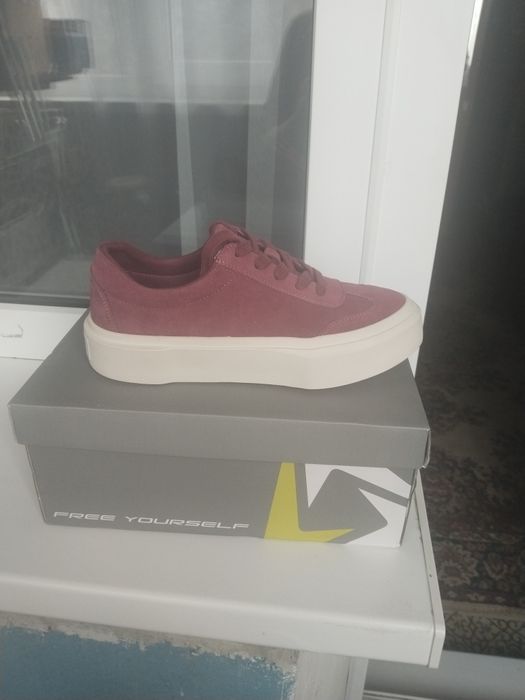 Продам кеды из замшы