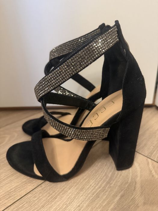 Черные туфли со стразами