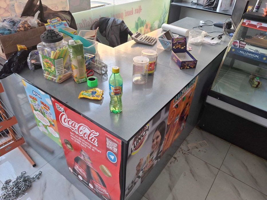 Магазин учун мебел жихозлари (ветрина, полкалар) 3 ой ишлатилган