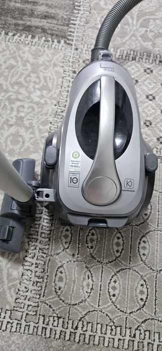 Продам Пылесос LG kompressor