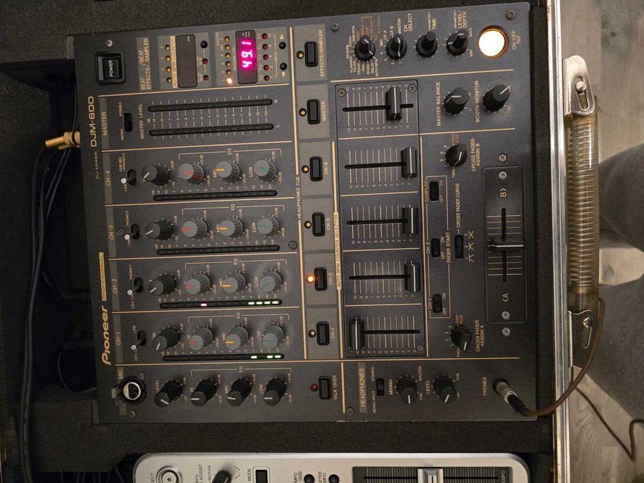 Pioneer CDJ-800MK2 x2 + DJM-600 + Flight Case – stare excelentă