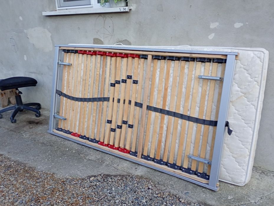 Vând pat de 1 persoana, folosit