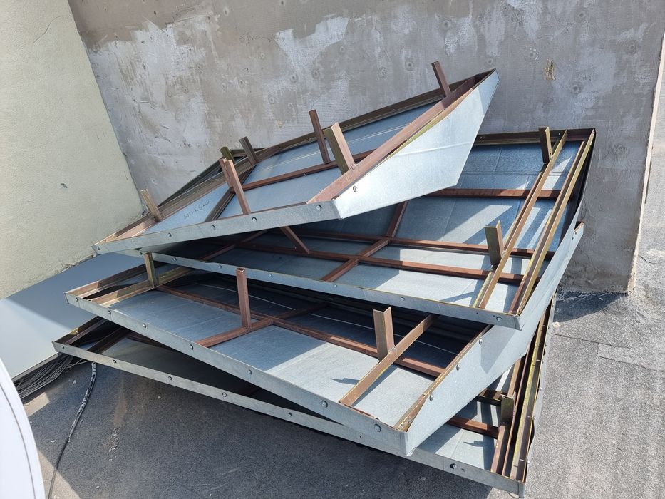 Козырёк от вентиляционной шахты.