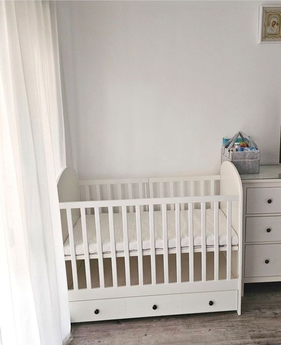 Vând Pătuț din lemn cu sertar + saltea nouă + aparatori laterale