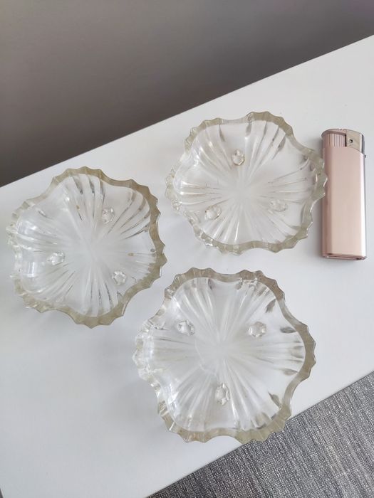 Стъклени чаши, безцветни, сини, жълти и малки чинийки