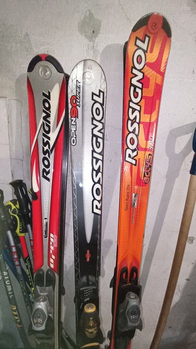 Три чифта ски Rosignol (щеки, обувки, чанти, очила, каски) .