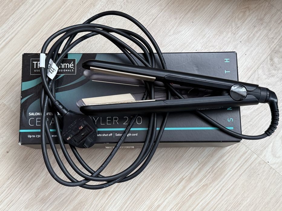 Преса за коса TRESemmé Ceramic Styler 230°C – керамична, с кутия и калъф