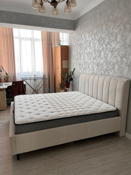 Кровать с матрасом