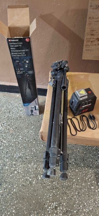 Акумулаторен лазерен нивелир с кръстосани линии + стойка