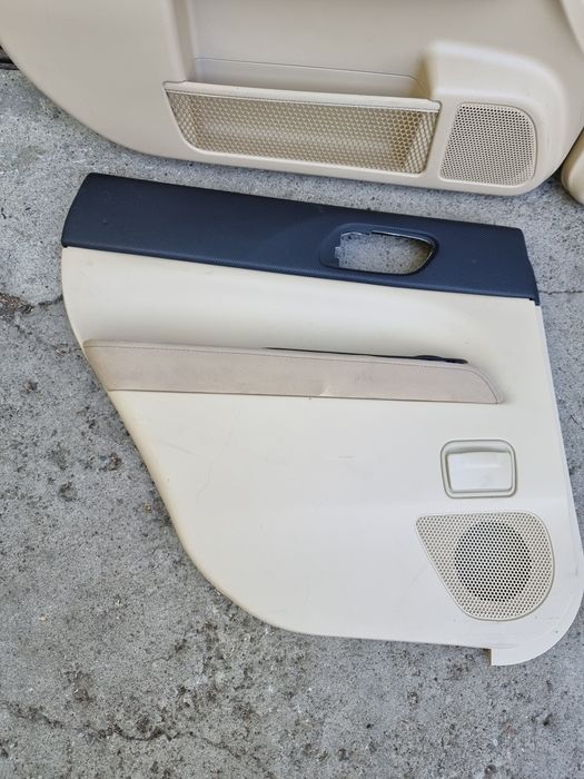 Обшивка двери на Subaru Forester Sg