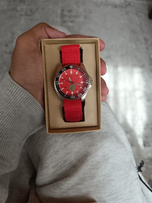 Часы детские красные