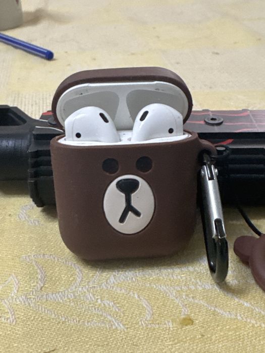 Продам AirPods 2 (оригинал) + чехол в подарок