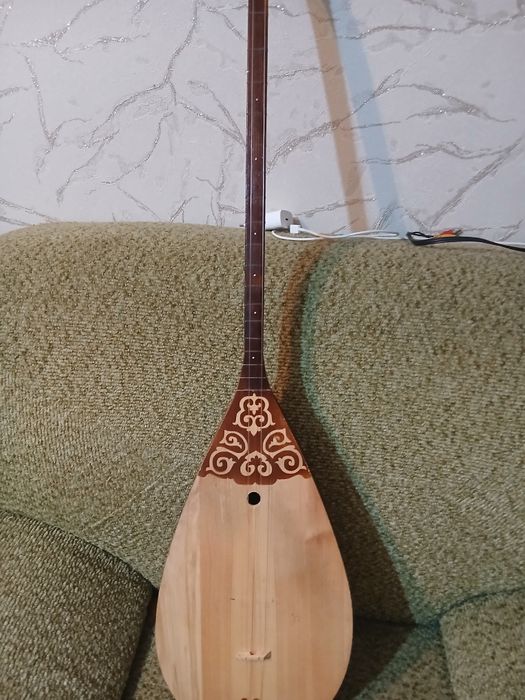 продам домбру на нэйлонавых струнах