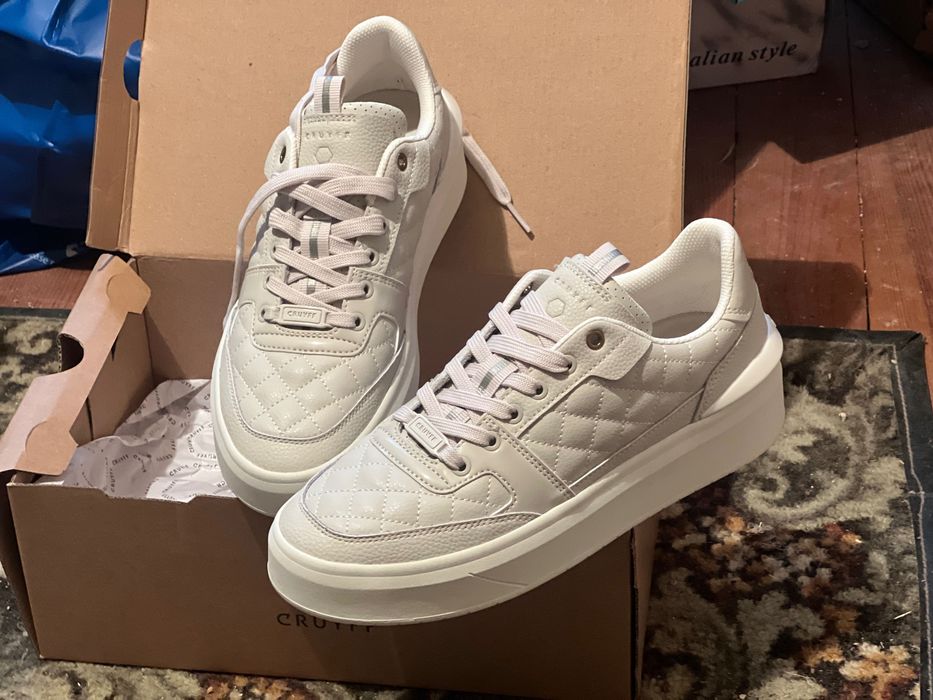 Обувки нови /цвят беж)