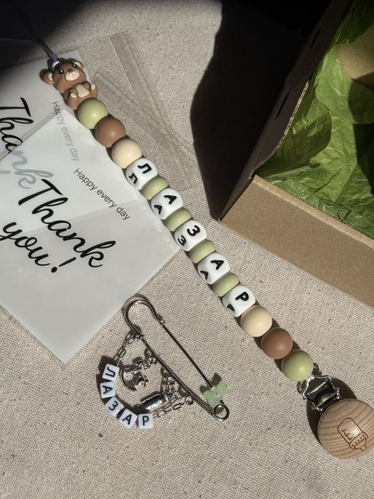 Безопасна игла/ брошка с име на бебе или дете