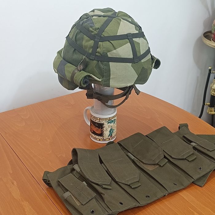 Шведска каска от 1990г с падащ чохъл и тактическа сбруя