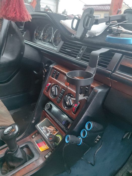 Продам надёжного друга W124