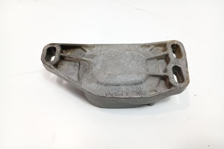 Suport  tampon 8D0199335Q Volkswagen VW Passat B5