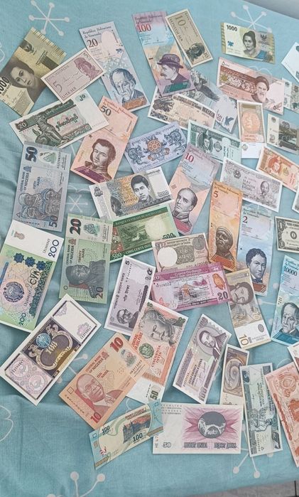 Lot 100 de bancnote din 50 de țări în folii