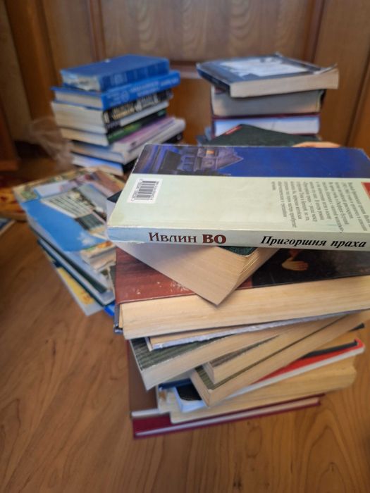Отдам старые книги много бесплатно