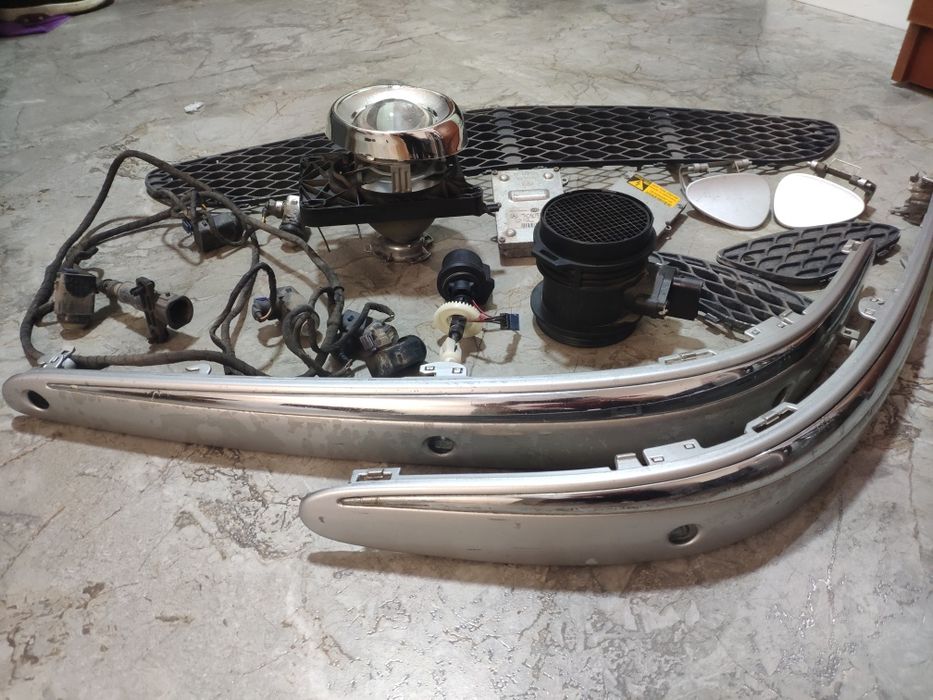 Фара и детали от бампера.