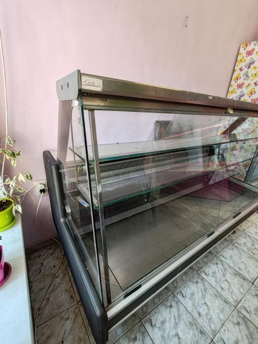 Продавам сладкарска витрина.
