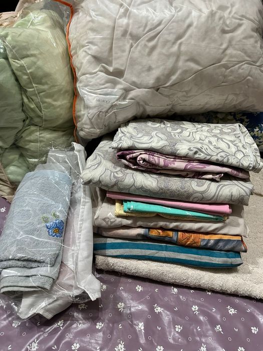 Постель с подушками и одеялом