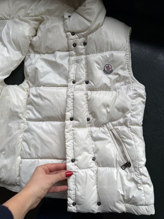 Бял елек Moncler