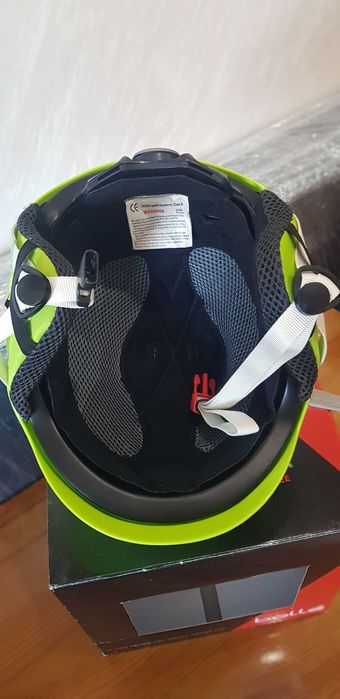 Продавам ски яке и каска