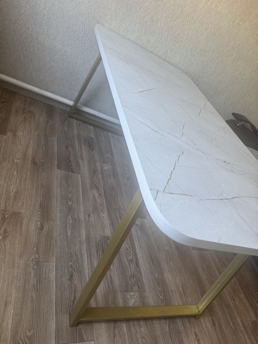 Продам стол для гостинной