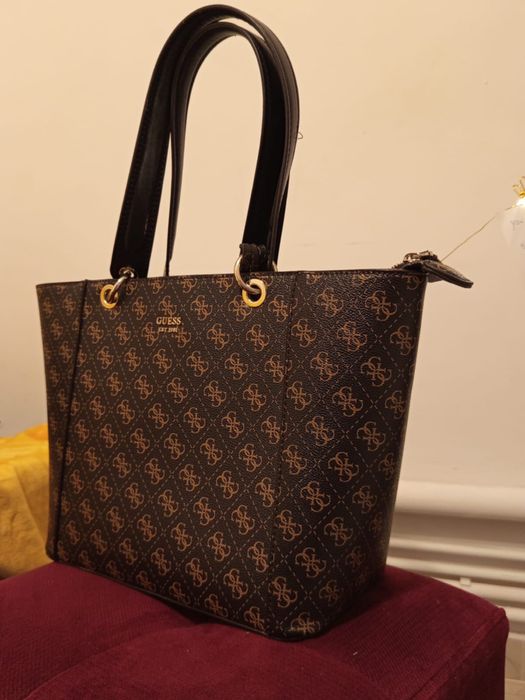 Geantă damă GUESS originală – model monogram, stare foarte buna