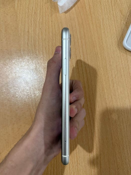 продам iPhone 11