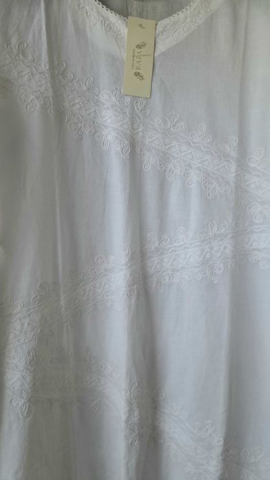 Бяла туника с бродерия