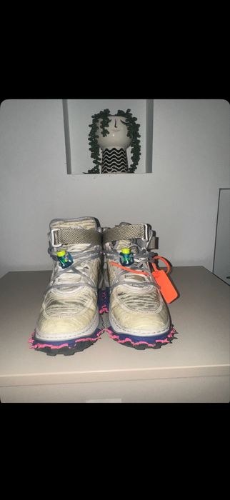 Vand adidasi off white marimea 42,adidasi sunt luati dupa stock X,dovada in privat !