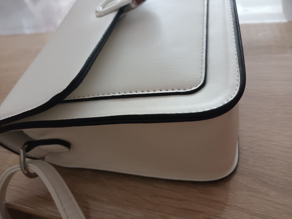 Бяла дамска чанта с регулируема дръжка