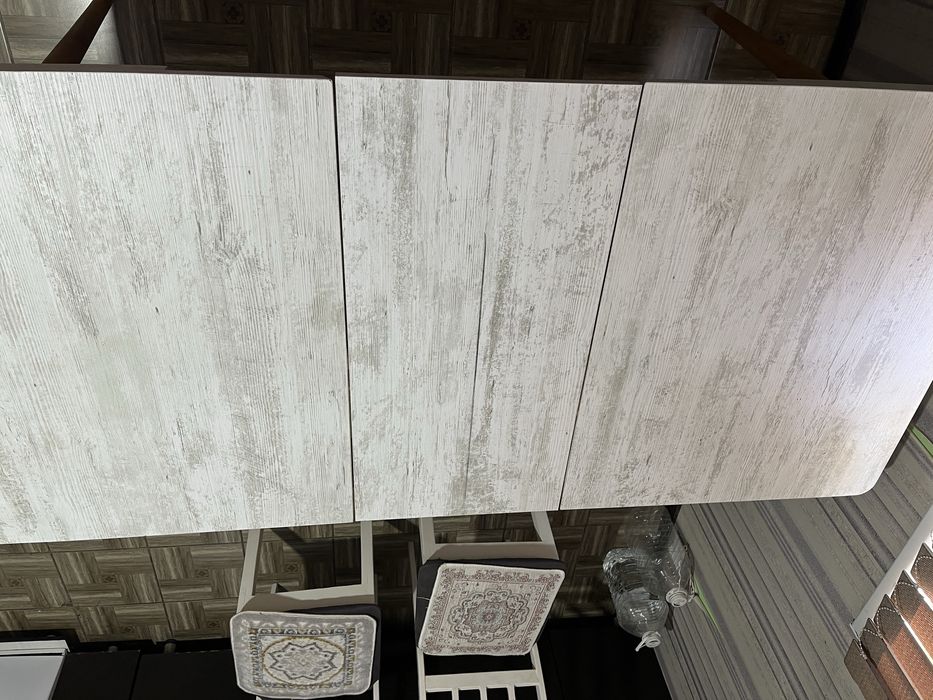 Продам стол в отличном состояний