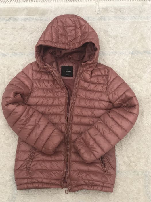 Продам куртки на девочку  .